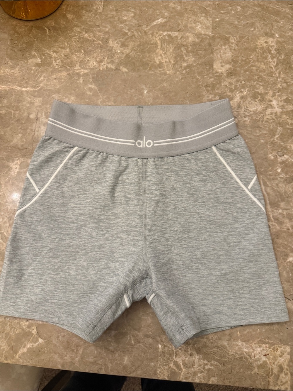 ALO yoga alosoft heart throb short xxs - Picture 3 of 5